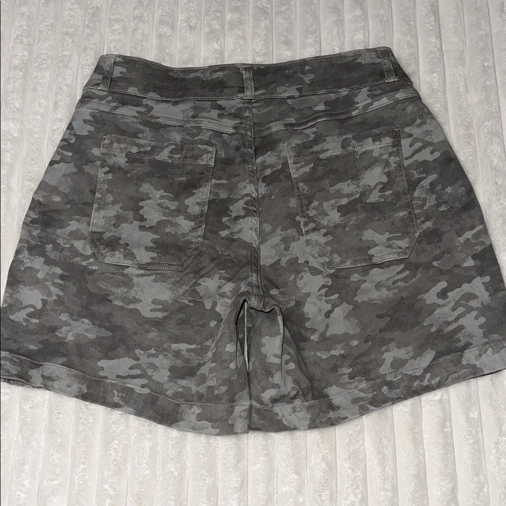 SPANX Camouflage Stretch Twill Shorts | Size Medium - Picture 4 of 4